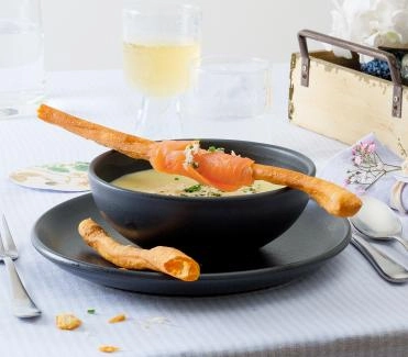 201710 kartoffel-meerrettich-suppe mit rauchlachs-grissini